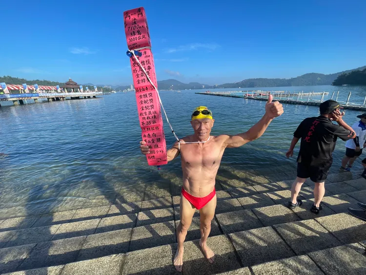 71歲的參賽者郭功陽率先游上岸。縣府提供
