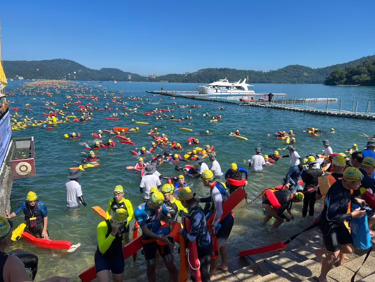 日月潭萬人泳渡今年共有24736人報名參加，場面壯觀。縣府提供