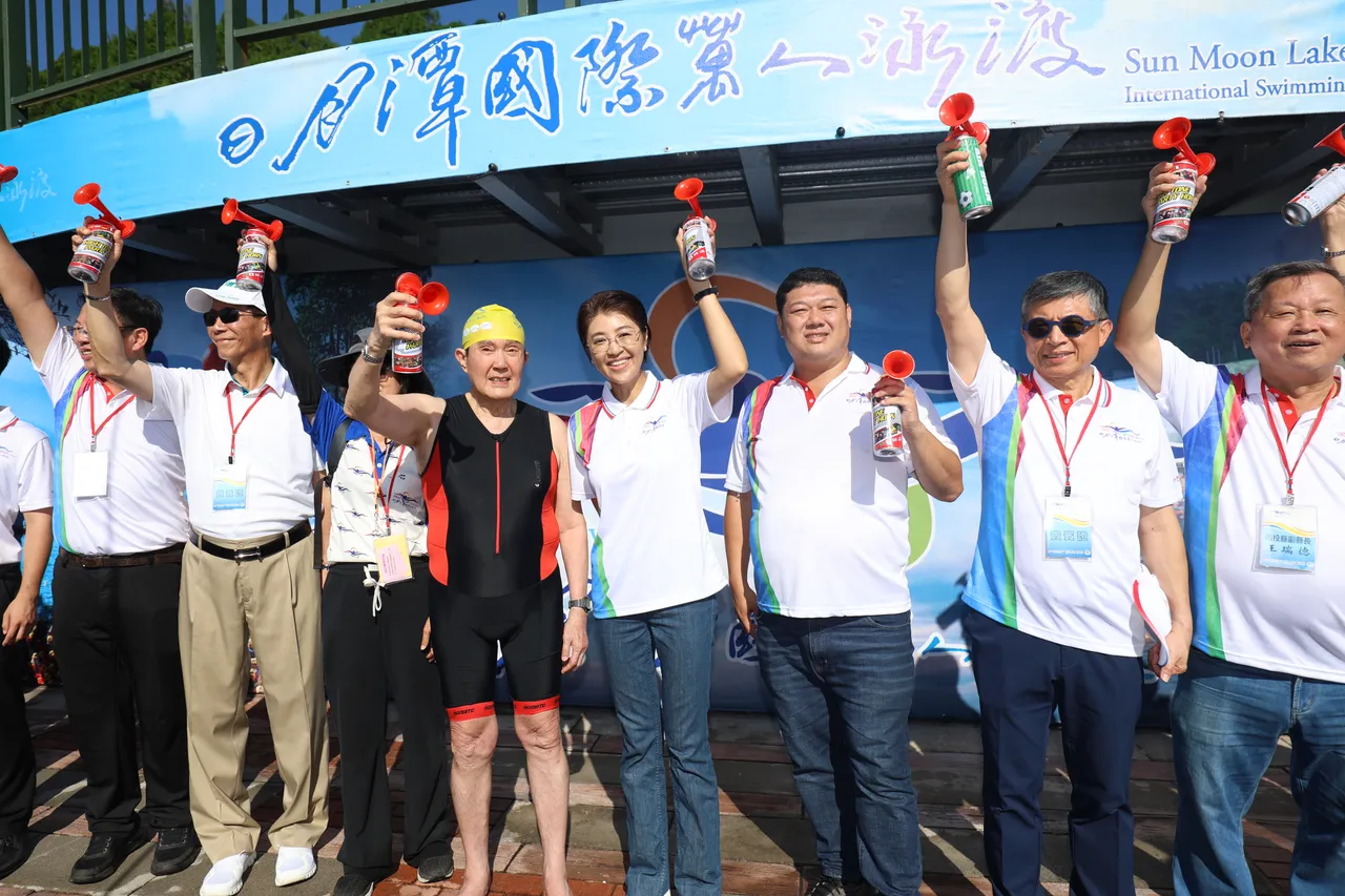 南投县长许淑华、前总统马英九等人为万人泳渡开幕鸣笛。县府提供
