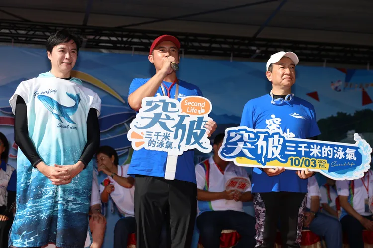 以視障泳士挑戰日月潭為題材的《突破：三千米的泳氣》，主角范逸臣也到場宣傳。縣府提供