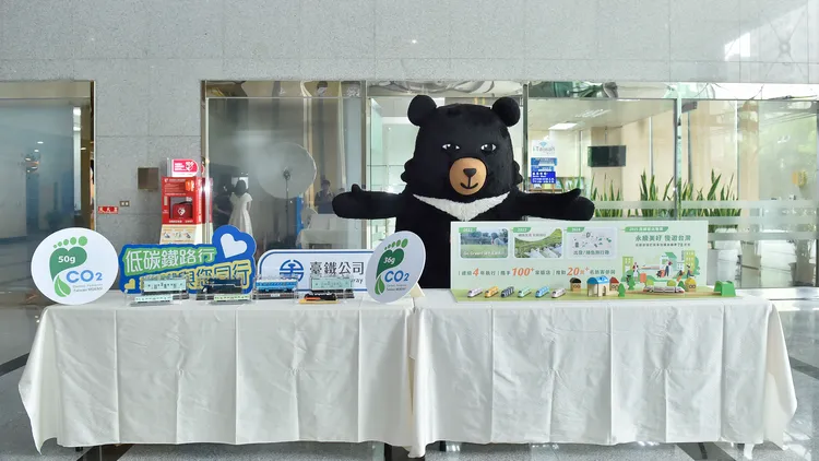 雙鐵分別針對國旅住宿低碳主題推出免費兌換台鐵便當、高鐵車票78折起等優惠。觀光署提供