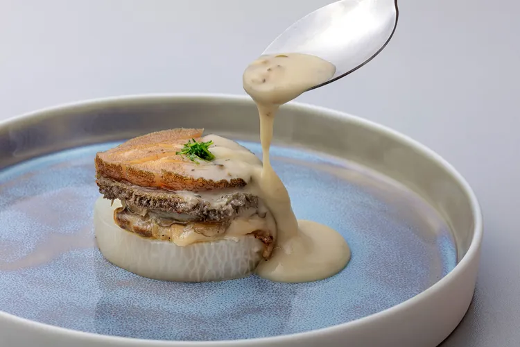 南非活鮑魚佐蘑菇奶油白醬。業者提供