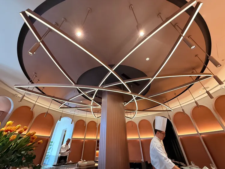 夏登法式鐵板燒內部裝潢氣派高雅。陳揚盛攝