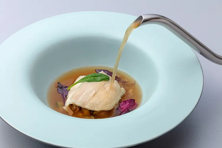 花蓮剝皮辣椒牛肝菌雞湯。業者提供