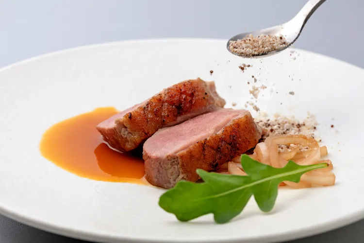 宜蘭櫻桃鴨胸佐黑糖橙汁。業者提供