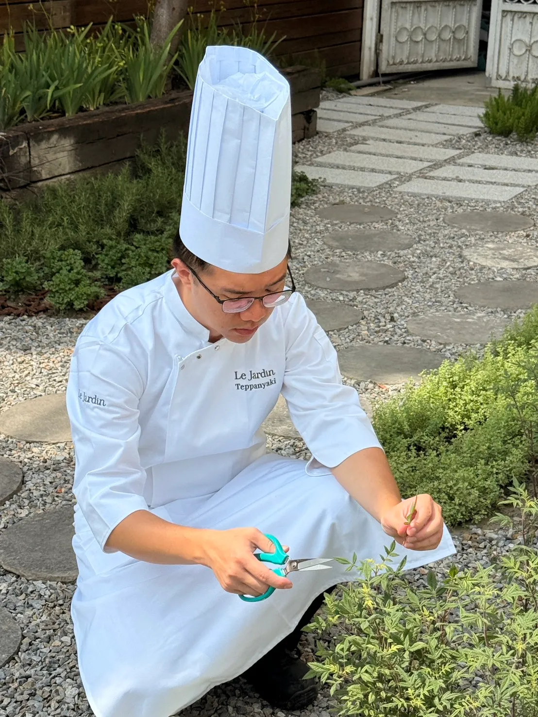 行政主厨庄济泽以自植的茴香、百里香、迷迭香等新鲜香草作为菜色香气来源。陈扬盛摄