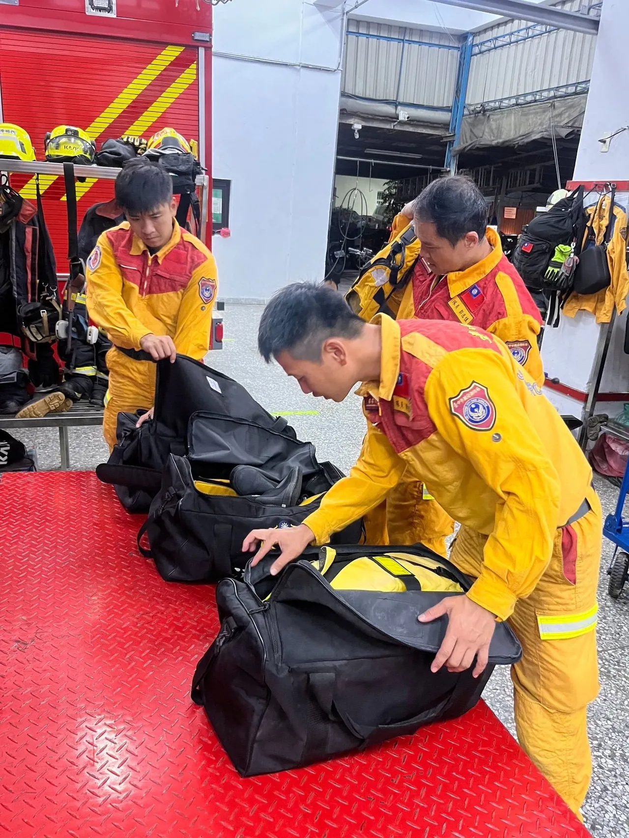台中市特种搜救队已于第一时间完成整备,动员 9车35人及2只搜救犬。市府提供