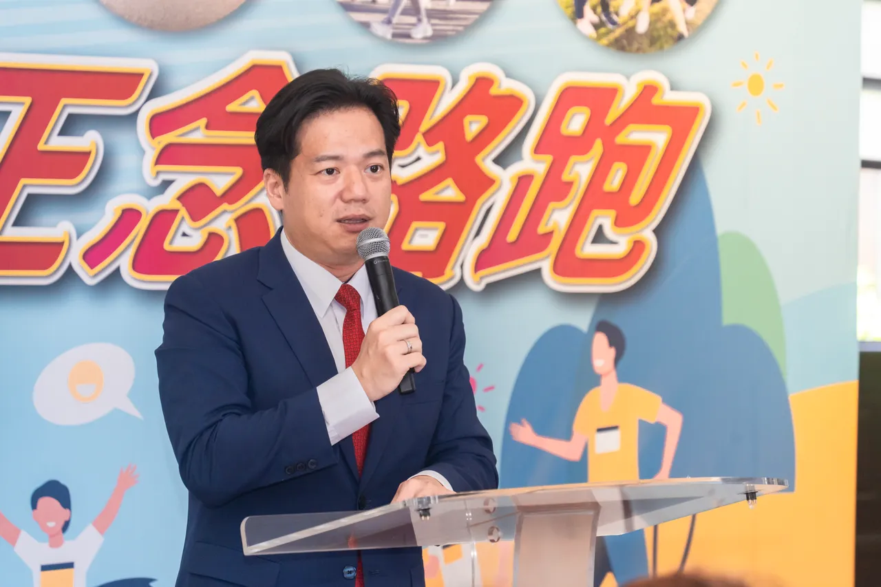 邱臣远鼓励民众踊跃参加路跑。新竹市府提供