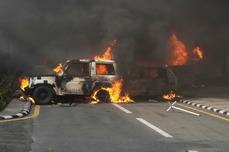 汽車被燒毀。美聯社