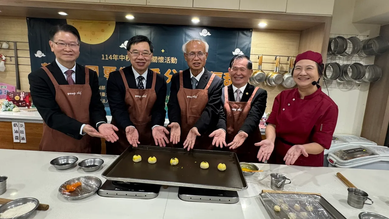 法务部、更保协会、北检等首长一起卷袖制作蛋黄酥。更保台北分会提供
