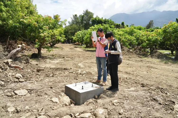 屏縣府2日組聯合稽查小組前往現地會勘，當場發現廠商未獲縣府同意就違法動工，將依法開單告發。縣府提供