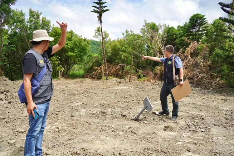 屏縣府2日組聯合稽查小組前往現地會勘，當場發現廠商未獲縣府同意就違法動工，將依法開單告發。縣府提供