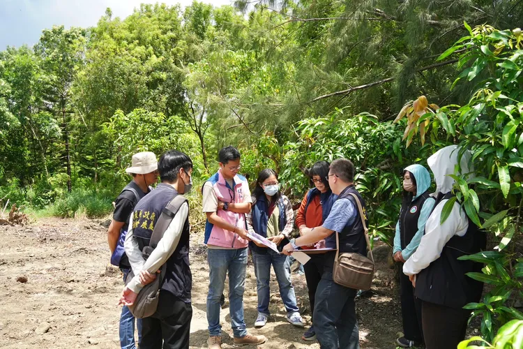 屏縣府2日組聯合稽查小組前往現地會勘，當場發現廠商未獲縣府同意就違法動工，將依法開單告發。縣府提供