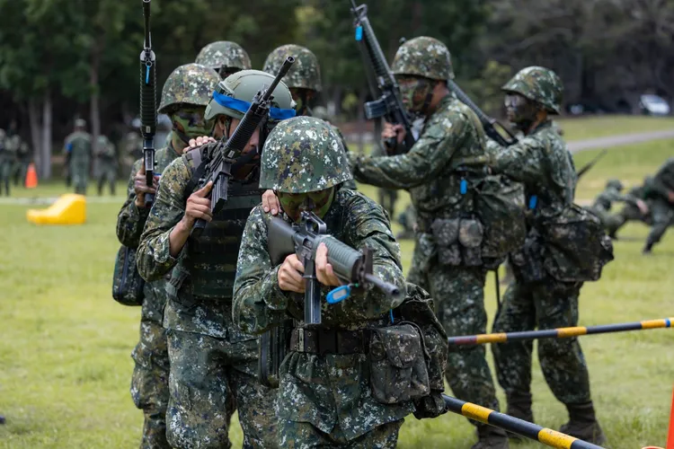 軍方已將當時監視器畫面交檢方調查，初判並非「膛炸」或「鄰兵誤擊」。示意圖、非當事狀況