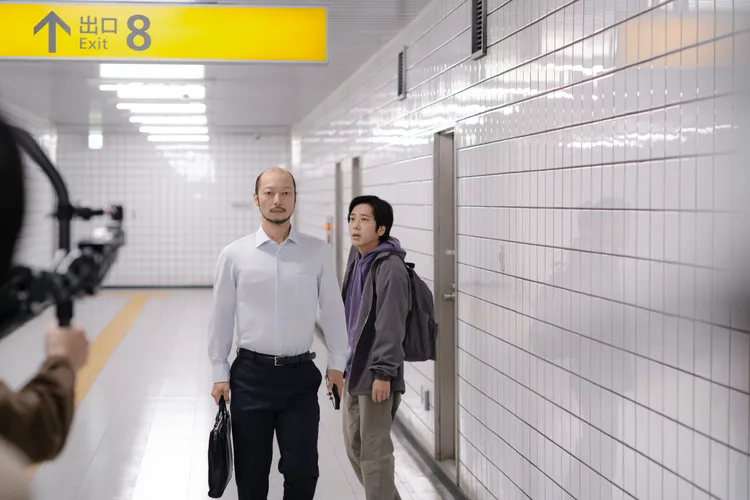 二宮和也（右）飾演迷路的人，河內大知是走路男。壹壹喜喜電影股份有限公司提供