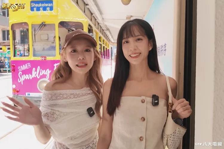 紀卜心(左)和荳荳(右)在香港，依據粉絲的推薦吃在地美食。八大電視提供