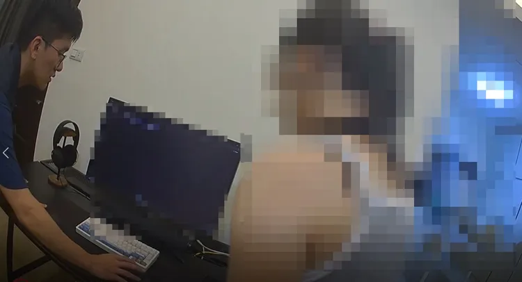 警方前往「台灣臀后」Ellie Wu位於高雄市前鎮區的租屋處搜索，查扣電腦主機、硬碟。翻攝照片