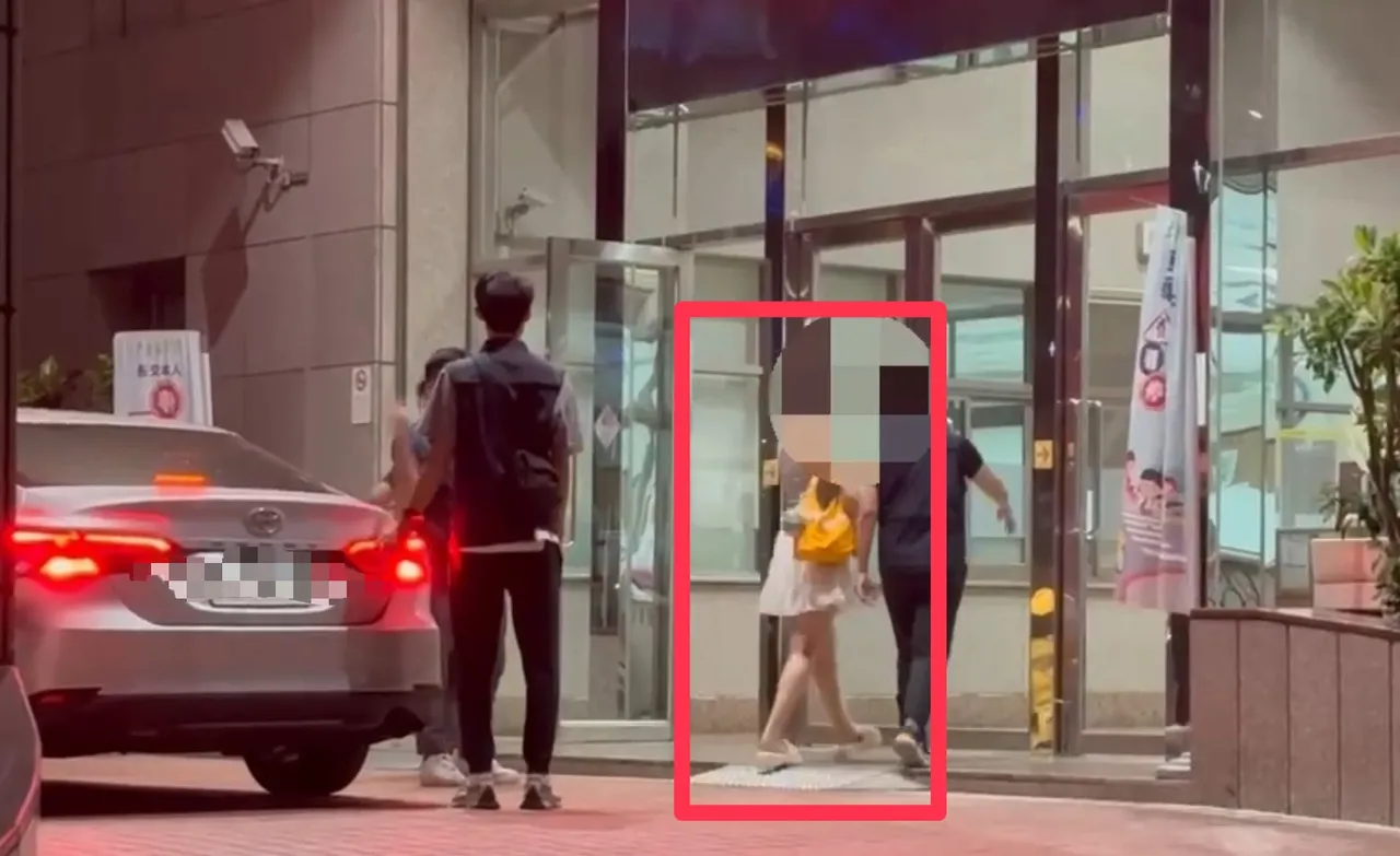 Ellie Wu被带回警局制作笔录,后续依公然猥亵罪移送法办。翻摄照片