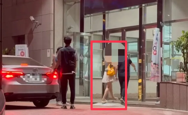 Ellie Wu被帶回警局製作筆錄，後續依公然猥褻罪移送法辦。翻攝照片