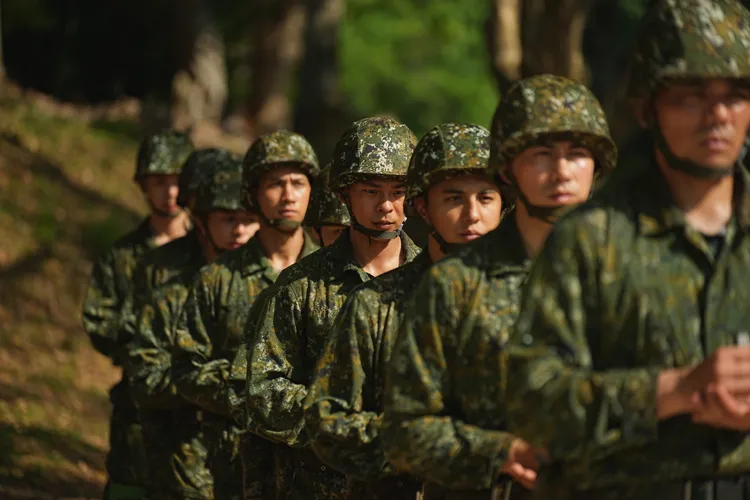 孫綻(右4)排隊等著投擲手榴彈。台視提供