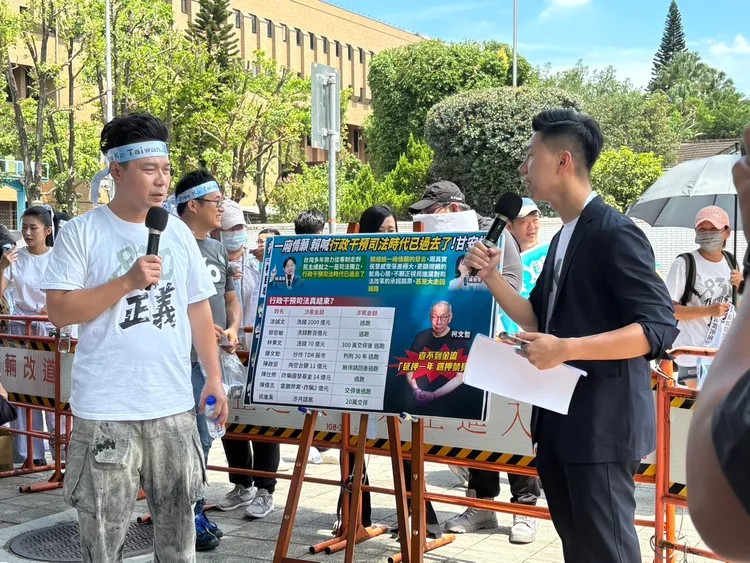 民眾黨於北檢外直播，迎接柯文哲。邱筠媜攝