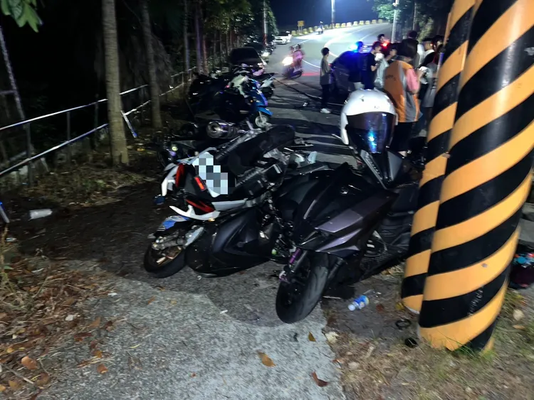 被撞的機車東倒西歪。民眾提供