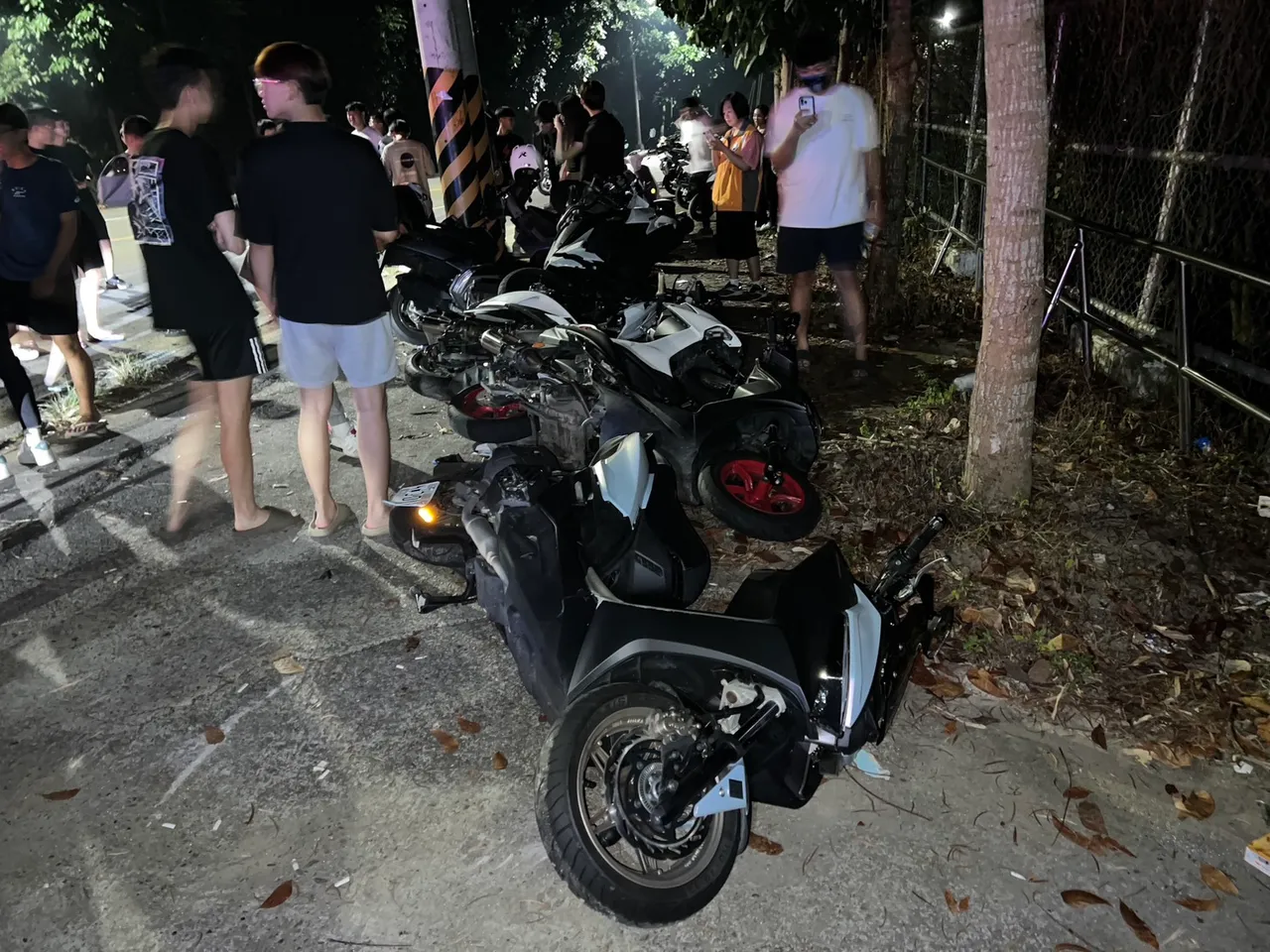 黄姓男大生骑机车冲撞停在路边看夜景的6辆机车。民众提供