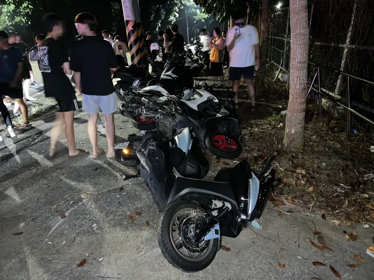 黃姓男大生騎機車衝撞停在路邊看夜景的6輛機車。民眾提供