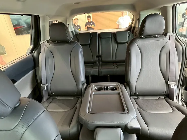 車艙具備靈活座椅配置，包含第二排滑軌與第三排平整收折機能，中央座椅可翻摺為扶手或桌面。周奕豪攝