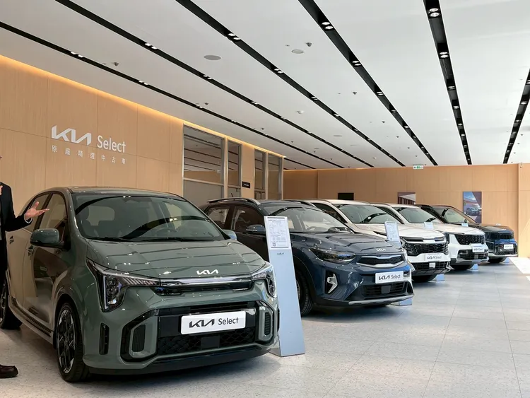 一樓展示區可同時展出9部新車，可將Kia全車系完整展示。周奕豪攝