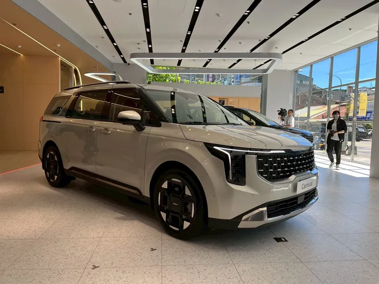 Carnival 8人座車型，提供Apex與Signature兩種編成，售價分別為191.9萬元與212.9萬元。周奕豪攝