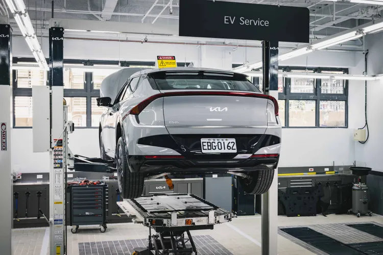 設立EV電動車專用維修工作區與EV電池整備中心，全面強化售後維修量能。業者提供