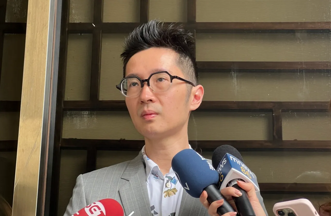 亲绿名嘴温朗东昨(22日)在脸书撰文,批评卓荣泰推动普发政策的作法。资料照