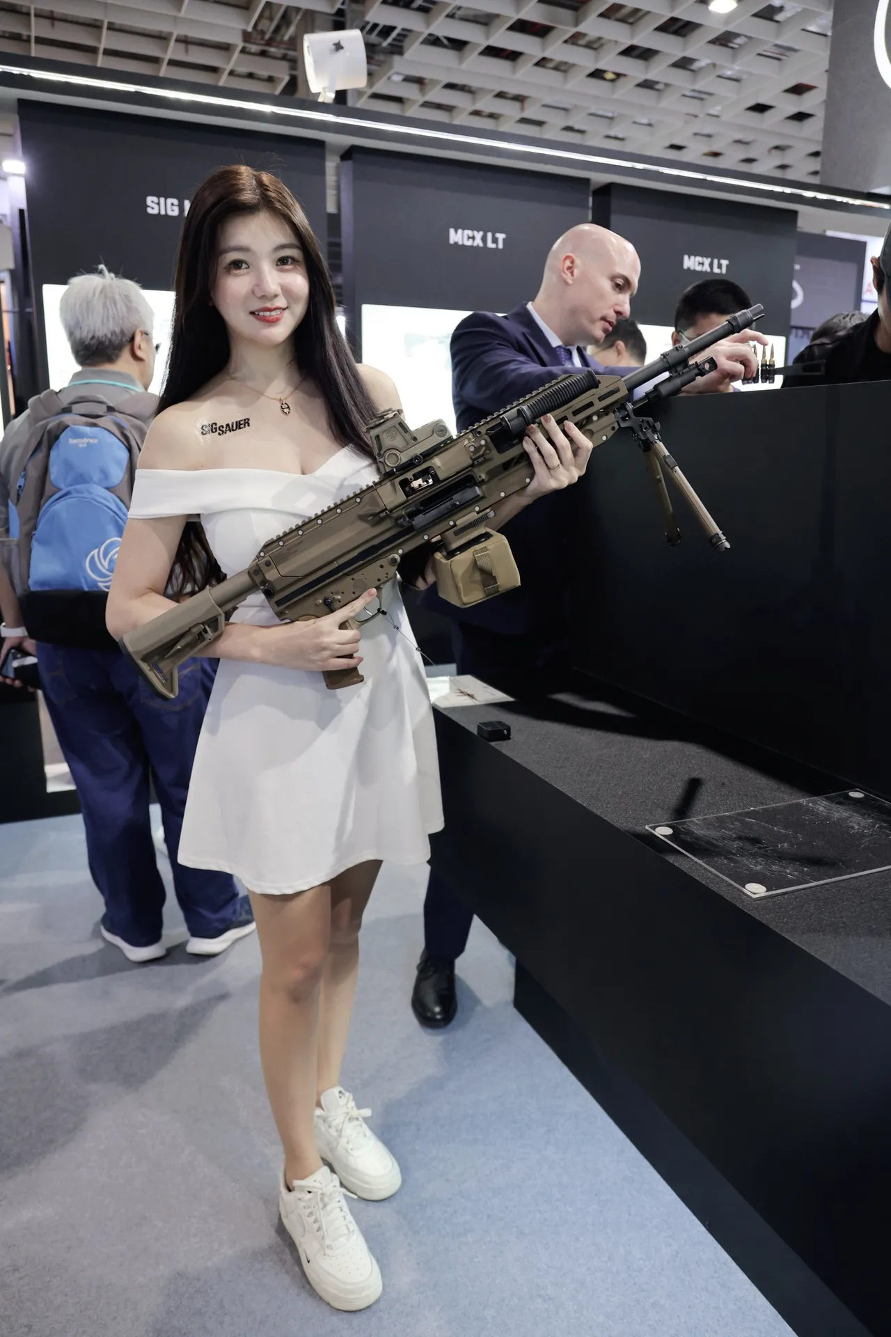 国防展展场Show girl手持美制XM250班用机枪。李俊毅摄