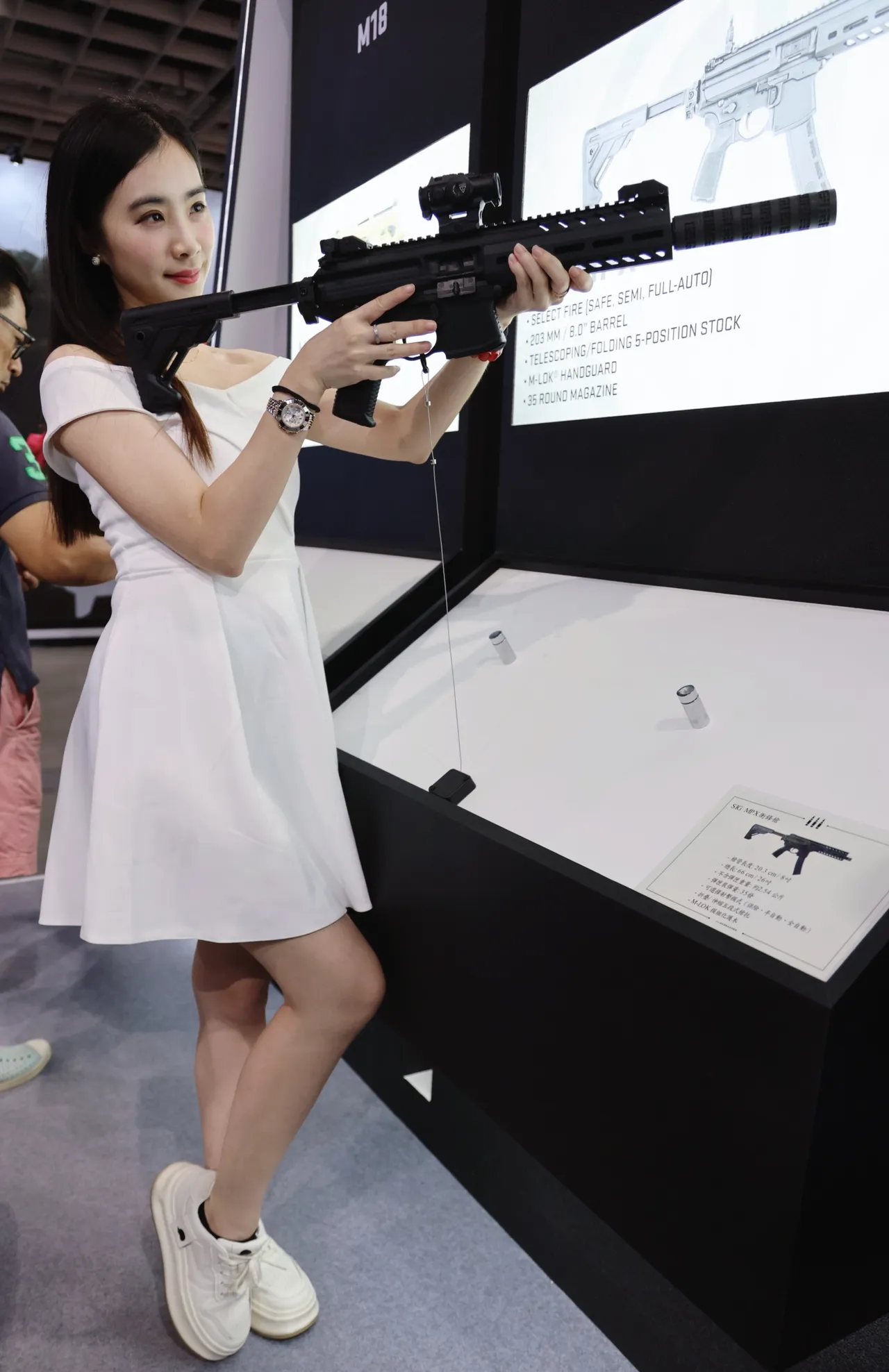 国防展展场Show girl手持SIG MPX冲锋枪。李俊毅摄