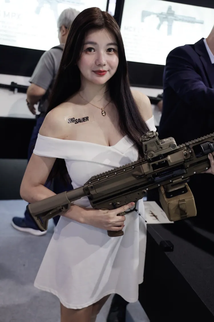 國防展展場Show girl手持美製XM250班用機槍。李俊毅攝