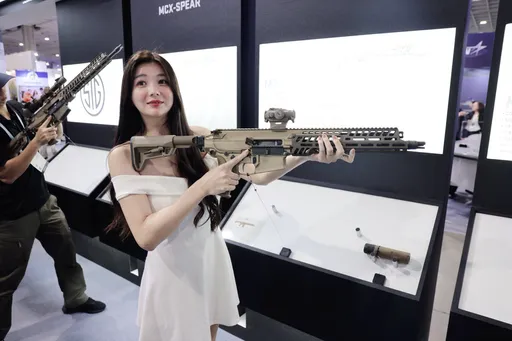 國防展驚喜視角!Show girl握住超大機槍 美軍次世代突擊步槍首度現身