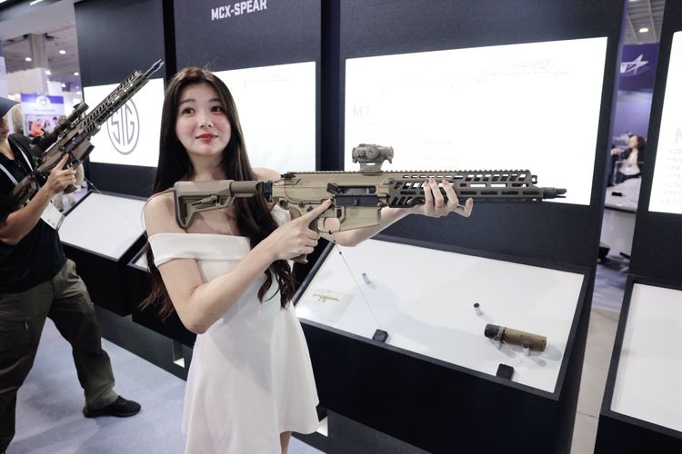 國防展驚喜視角！Show girl握住超大機槍　美軍次世代突擊步槍首度現身