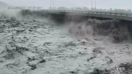 堰塞湖「黑流」沖毀光復鄉!天氣粉專示警:花蓮暴雨還有一天