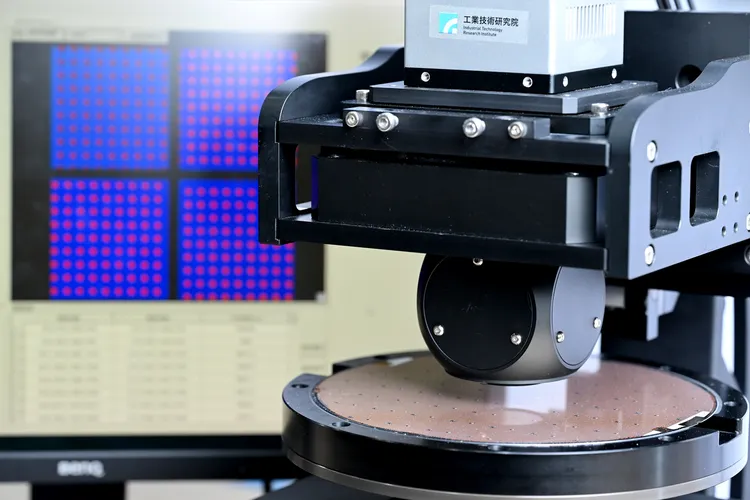 工研院「陣列視野×奈米精度：次世代封裝高效檢測方案」，達成2x2多鏡頭自動化顯微校準，可應用於奈米級檢測如先進封裝、μLED、被動元件等產業檢測設備，相較傳統單鏡頭檢測系統，本技術擴大４倍檢測視野，維持高精度，檢測效率提升4至10倍，滿足奈米級線上檢測在製程上的要求。工研院提供