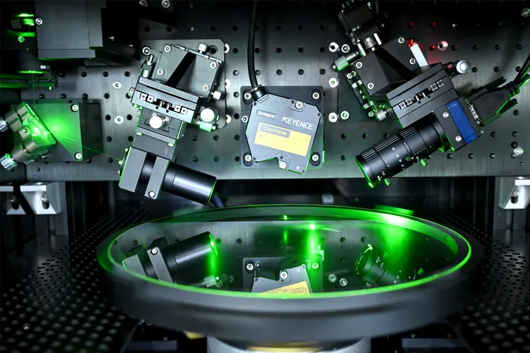 工研院研發「晶圓表面粒子檢測設備」以光學模組與演算法，可檢測矽、碳化矽、玻璃等材料，最小粒徑達0.2 μm，8吋晶圓僅需4分鐘完成檢測。目前已協助國內晶圓廠導入檢測應用。工研院提供