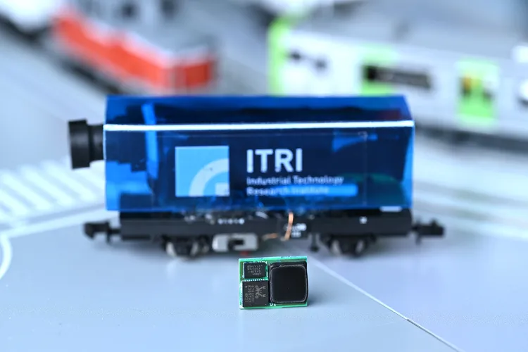 工研院全球首創「3D客製化晶片通用模組」，透過預製連線基板內嵌主動式切換晶片，有效將開發時程縮短至12週，提升效率七成，可突破AIoT產品上市瓶頸。此技術已成功技轉於巽晨國際委託開發的微型模組，預計覆蓋七成AIoT市場應用。工研院提供