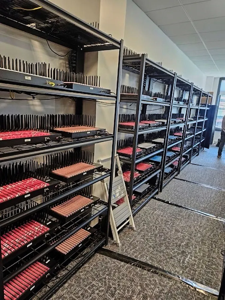 放在裝置內的大批SIM卡。美聯社