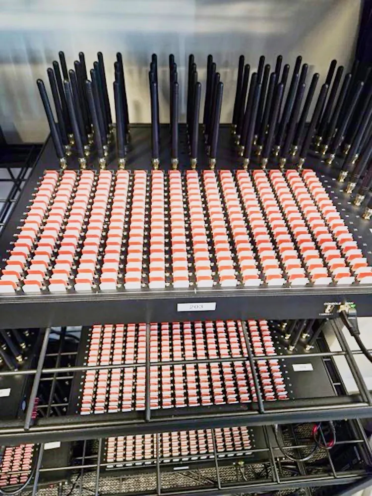 大量SIM卡被用來犯案。美聯社