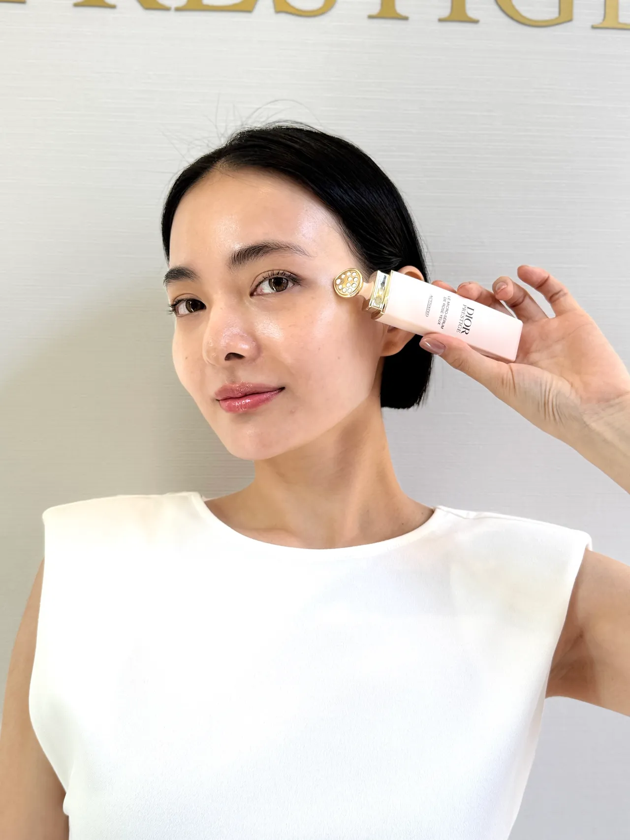 Dior精萃再生微导眼凝萃,20ml/8000元。张家玲摄