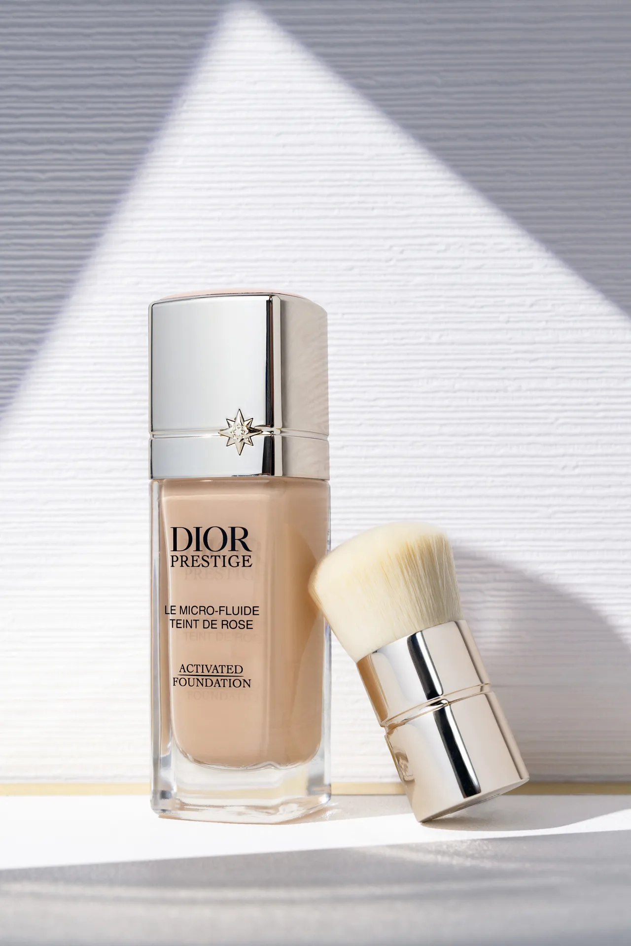 Dior精萃再生玫瑰微导粉底,30ml/4950元。张家玲摄