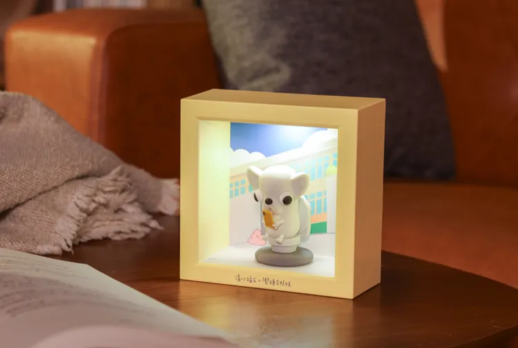 「公仔相框磁吸燈」，把吉娃娃坐馬桶划手機的日常化為立體公仔，一鍵開燈就有雙色溫。清心福全提供