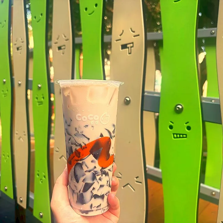 今日購買大杯「手作仙草凍乳」買一送一，馬上現省70元。CoCo提供