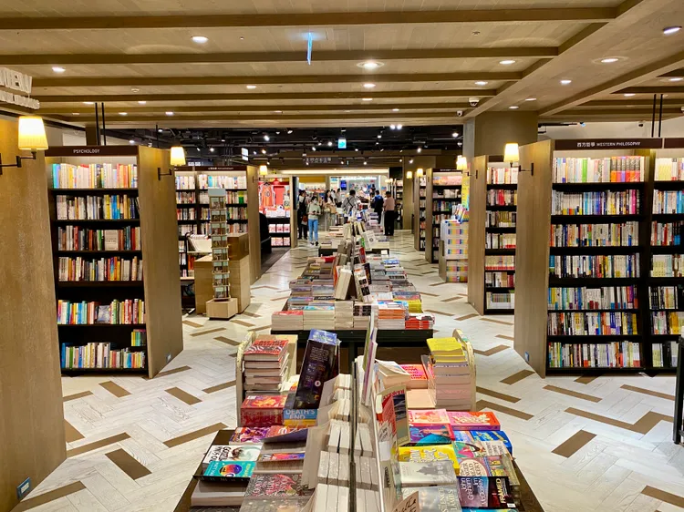 松菸誠品24小時書店改裝有6大亮點，包含承襲先前信義誠品的大空間感，規劃出40米閱讀區長廊。莊偉祺攝