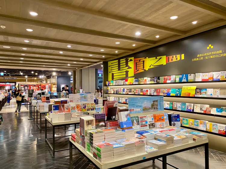 松菸誠品改裝後書量擴增10%超越敦南，達到25萬冊藏書。